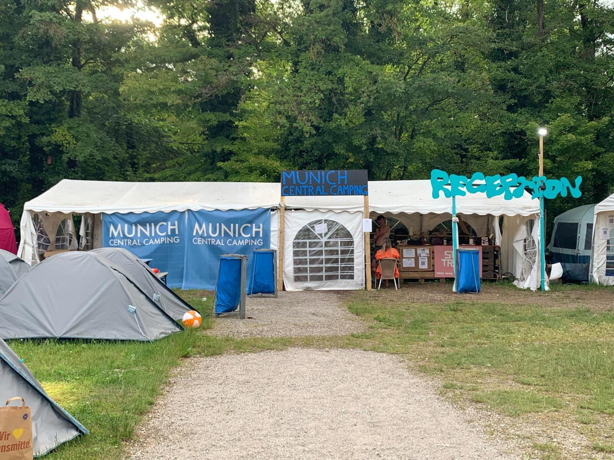 Oktoberfest On A Budget Munich Extérieur photo